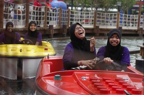 Girls ride in Lego-themed boats at Legoland Malaysia. | Photo: Rahman Roslan / Bloomberg