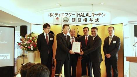 Certificate presentation ceremony where CEO Warees Investments Zaini Osman presents the halal certificate to TFK President Makoto Fukada, witnessed by TFK-Sats Executive Vice President Wong Chee Meng and Muis Chief Executive Haji Abdul Razak Maricar. -- PHOTO: MUIS